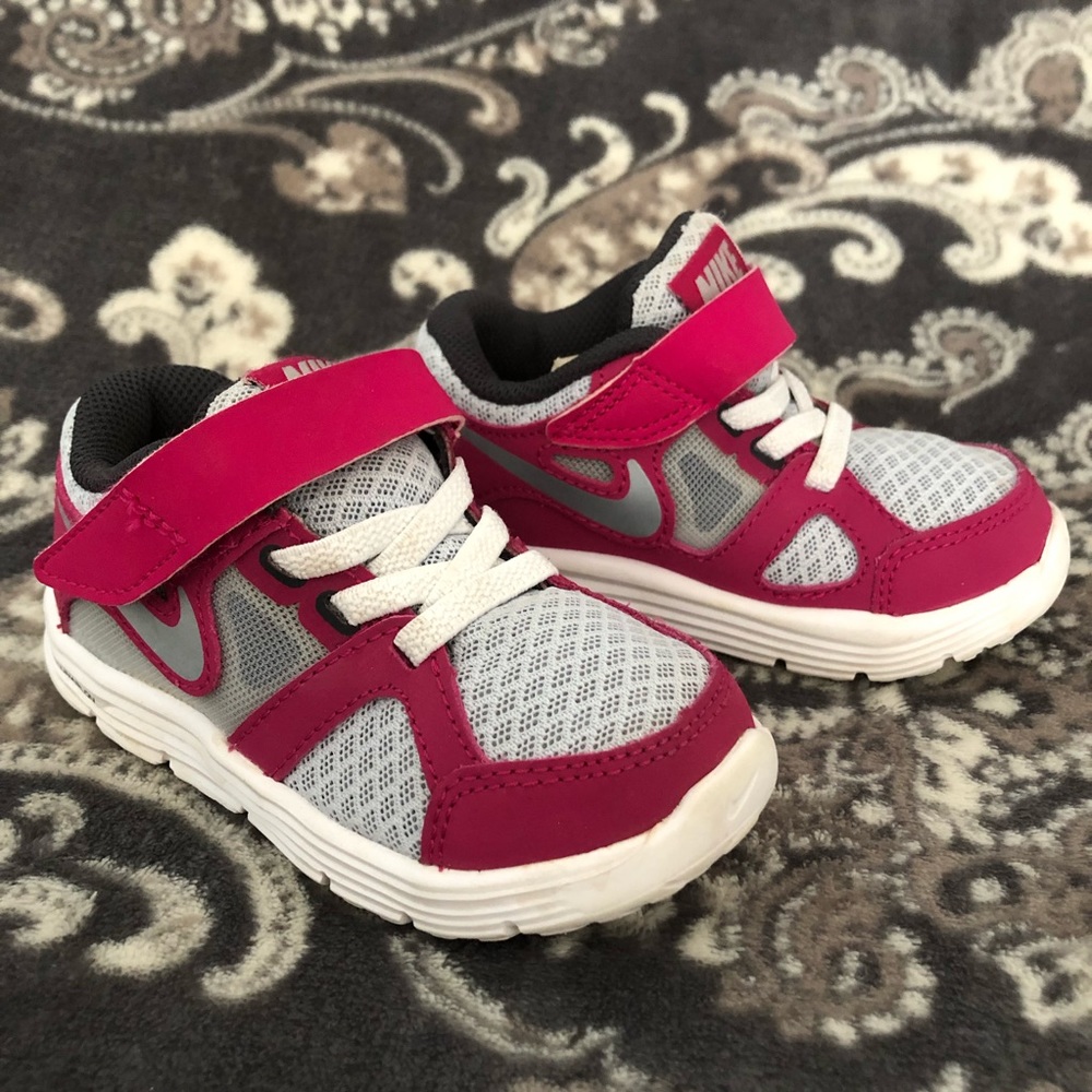 Little girls Nike Sneakers in hot pink